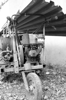 废弃的拖拉机图片