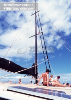 蓝天白云海岛风情旅游风情海边泳装帆船