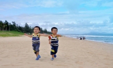 海南三亚海棠湾海边小哥俩图片
