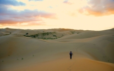 下午在沙漠中奔跑的人图片
