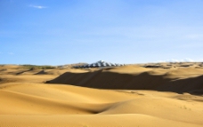 金色沙漠中的五星级酒店图片